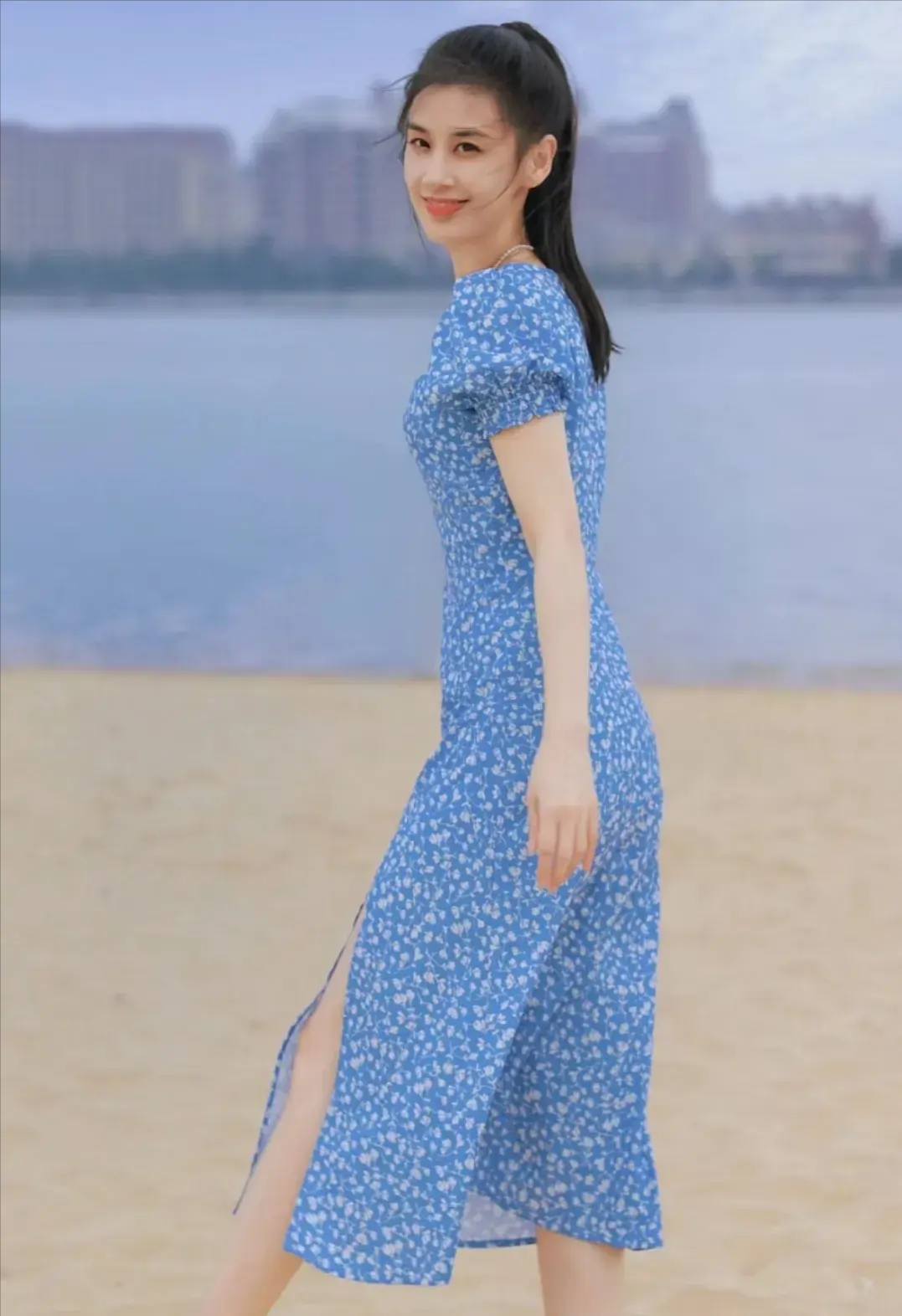 黄圣依三八节晒健身照,穿红色鞋子抢眼,生两个儿子,依然蚂蚁腰