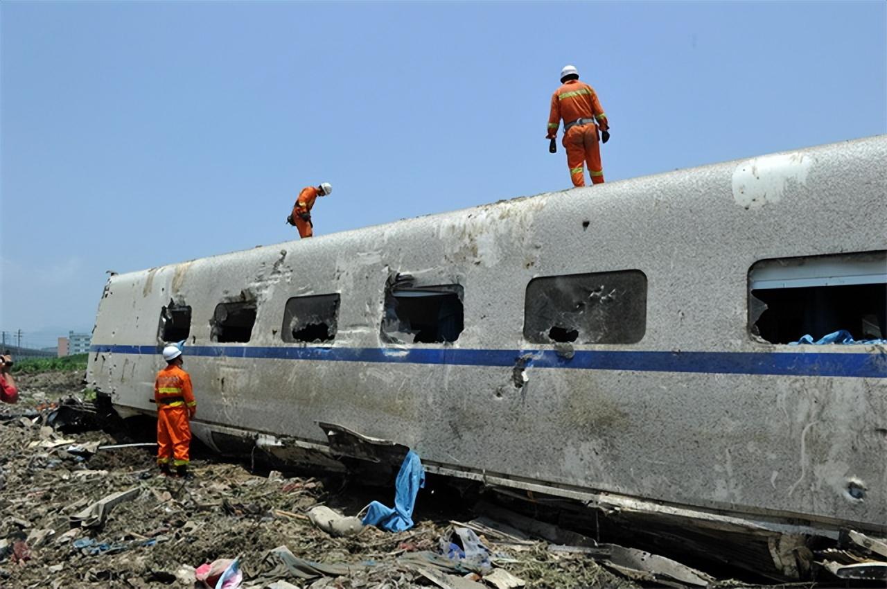 回顾温州动车事故幸存下来的两岁女孩小伊伊如今过得怎样
