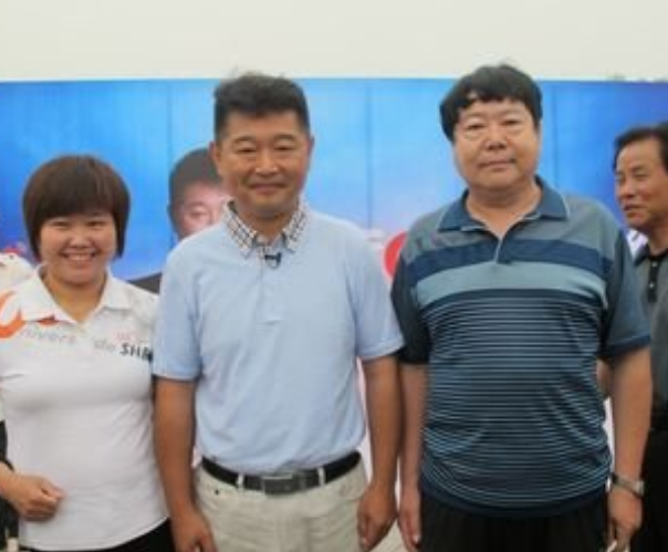 回顾央视名嘴肖东坡追求事业丢校花老婆后与她55天闪婚