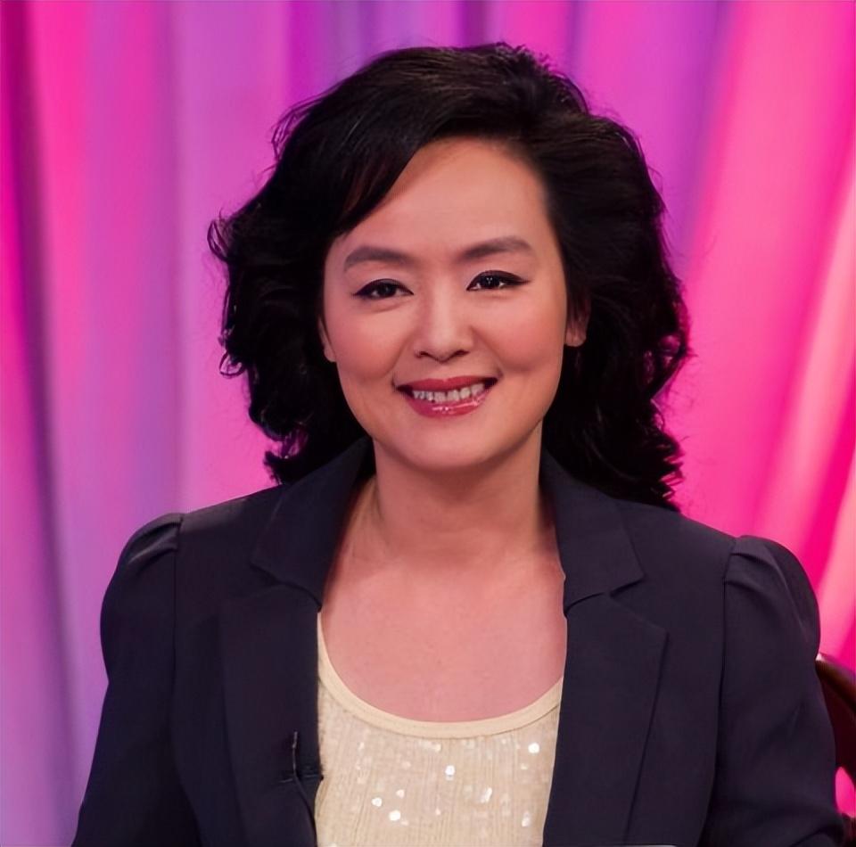 回顾央视主持人孙小梅嫁小2岁哈佛大学海归58岁的她状况如何