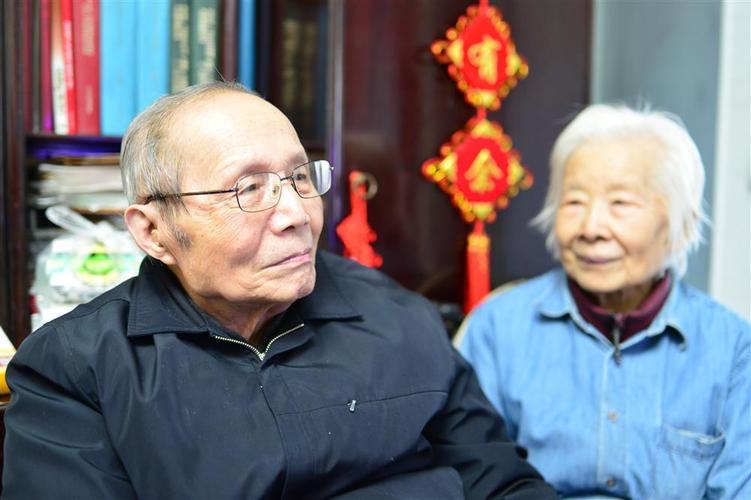 天上飞的战斗机带起的彩烟引起现场人员欢呼,身为我国高空高速歼击机