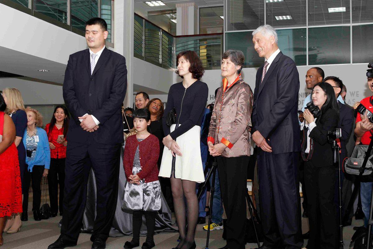 回顾姚明家人现状42岁妻子风韵犹存皮肤光亮13岁女儿身高近2米