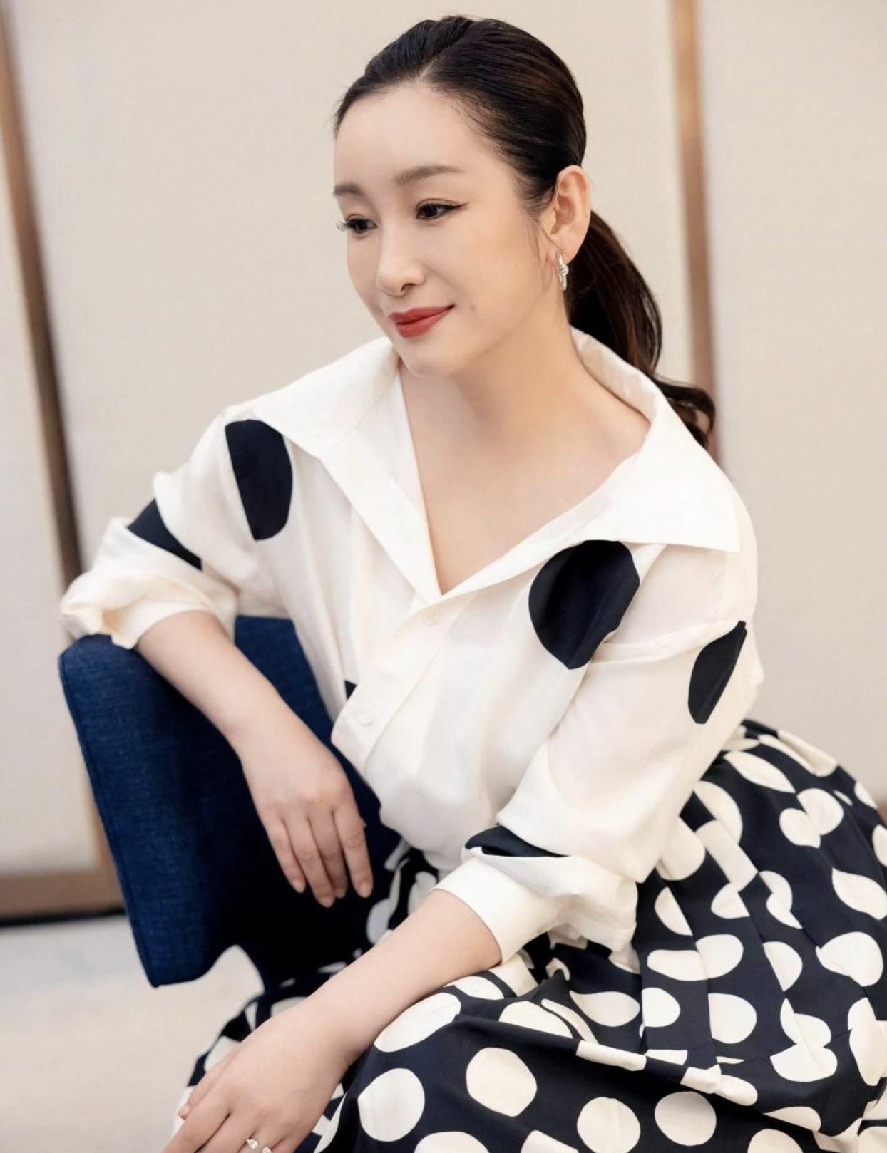 回顾影后秦海璐每月给丧子丧夫的婆婆生活费以后我就是您亲女儿