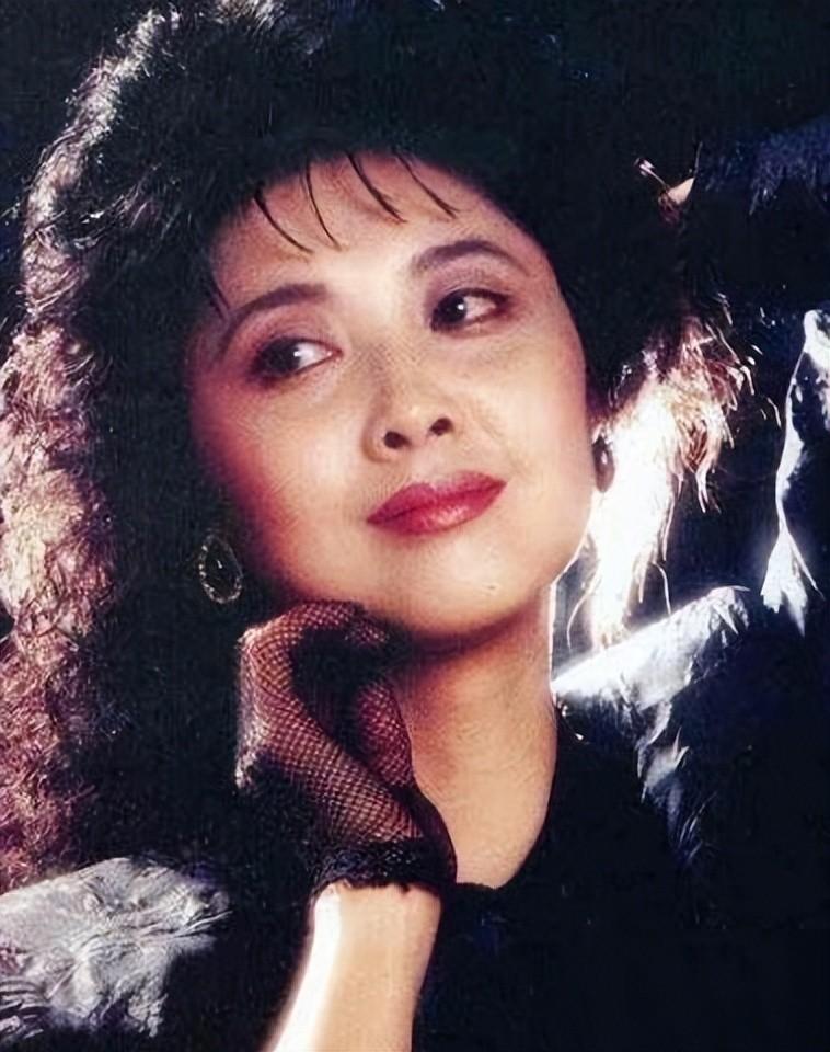 回顾红极一时的朱琳丈夫原是工人当年的一个错误决定遗憾终生