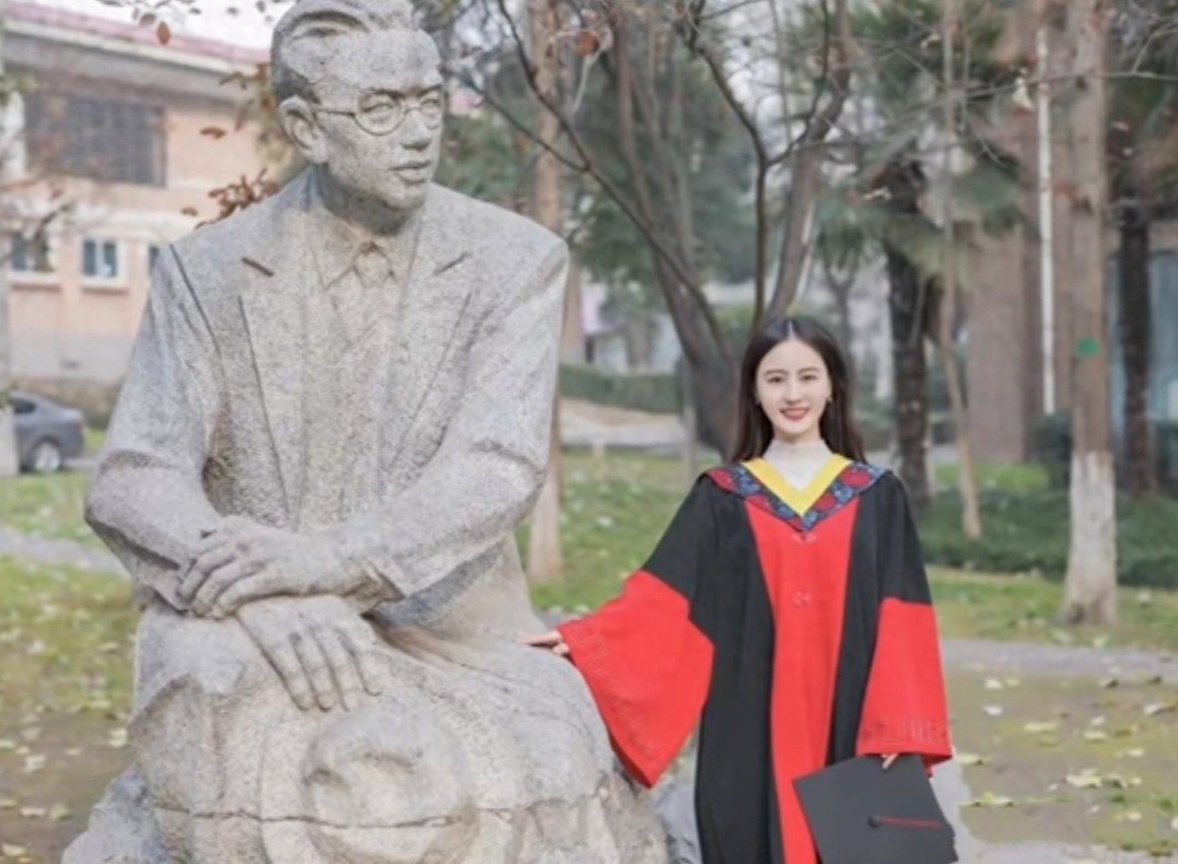 相宜本名叫做张婷,是一位短视频平台拥有数百万粉丝的美女网红.