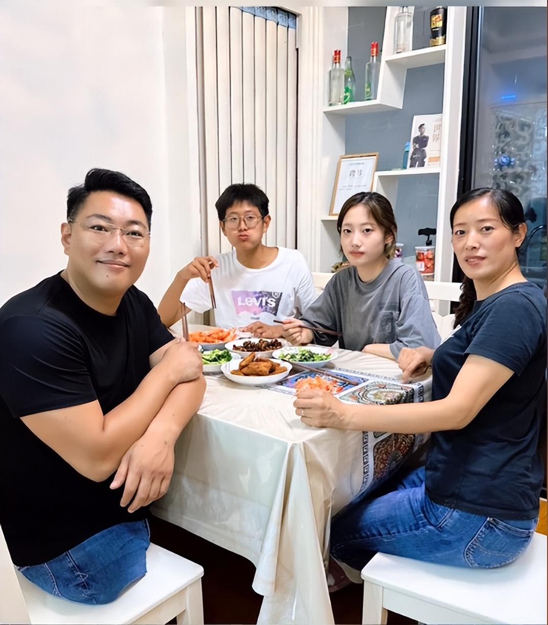 陈州一家四口不过话说回来,陈州虽然失去了双腿,但人家长得还挺帅的.