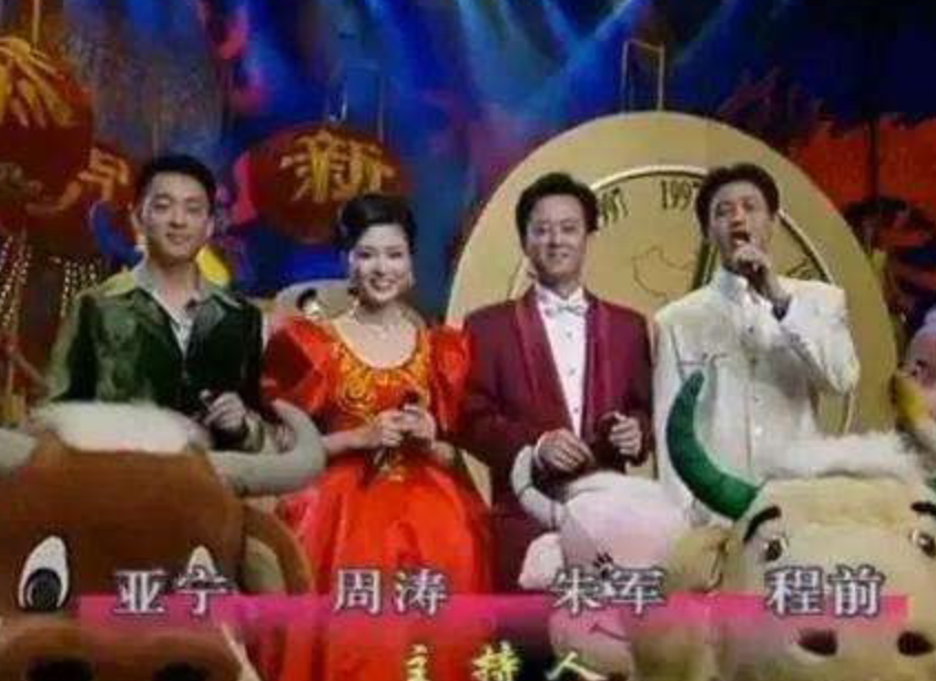 回顾央视主持周涛和初恋离婚后嫁大8岁富豪今一儿一女乐开怀