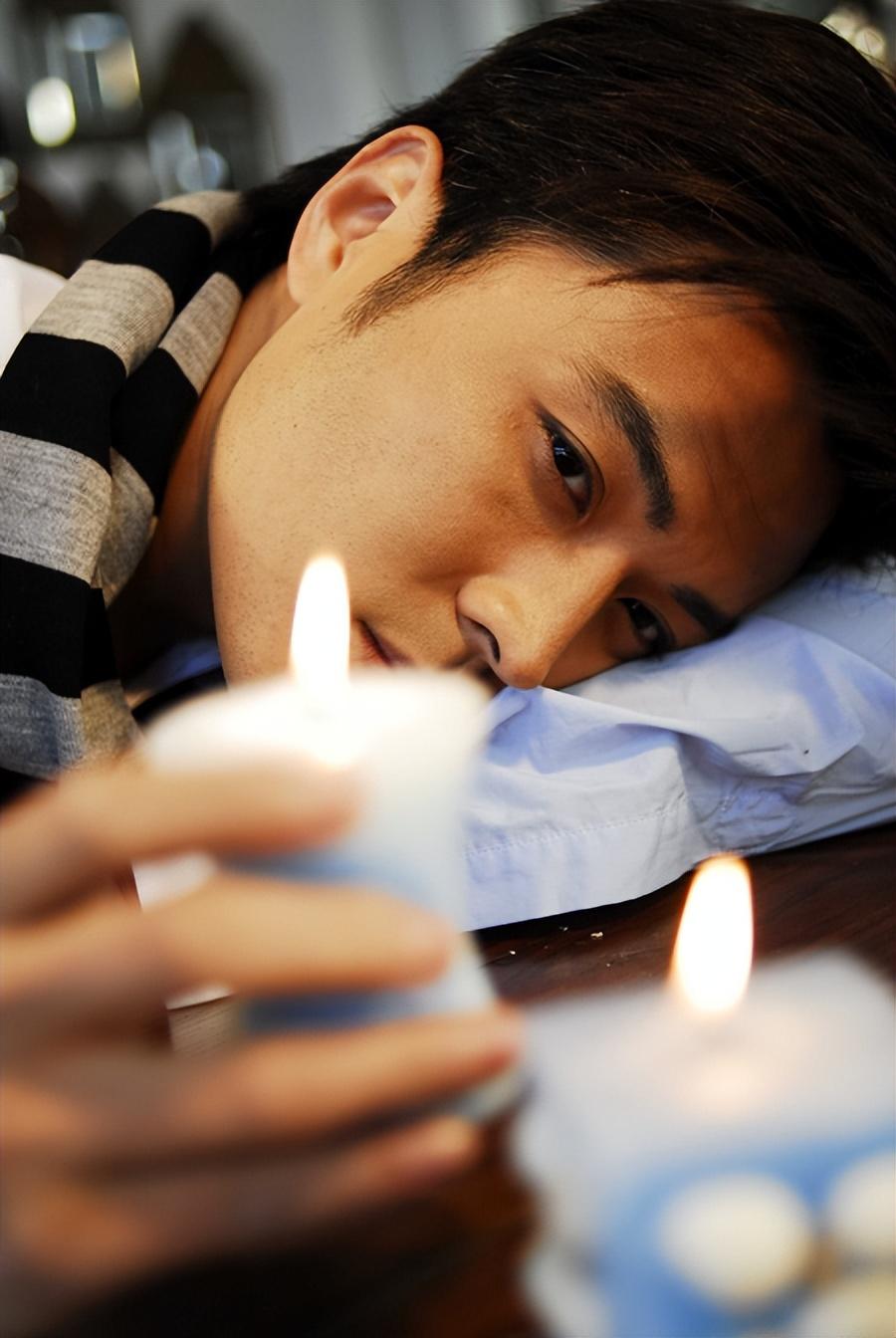 回顾于小伟与高圆圆分手后翻红一个娶妻生子一个高龄产女