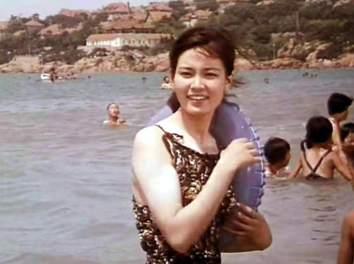 回顾潘虹有过一段失败的婚姻一生无儿无女今69岁有了烦心事