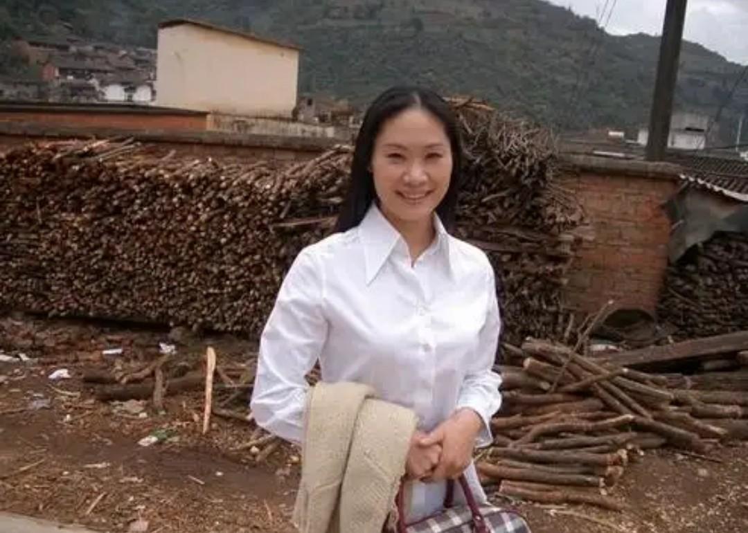 回顾于文华离婚后带女儿改嫁没有共同的孩子她过得幸福吗