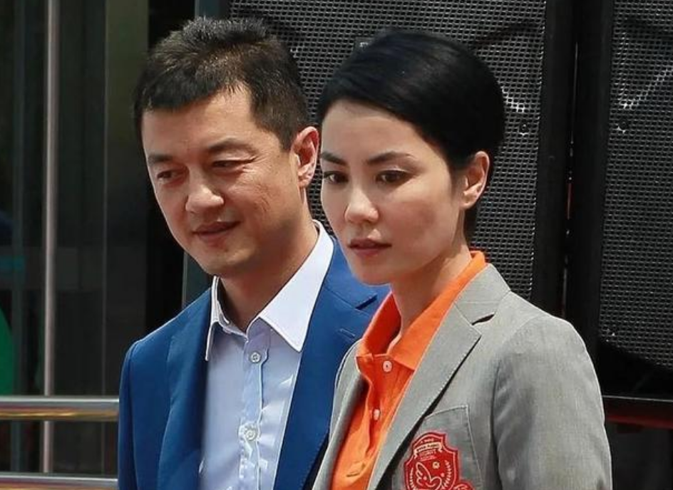 和李亚鹏以及李泉,相继的两段感情,就花了柯蓝11年的光阴,此时,她已经