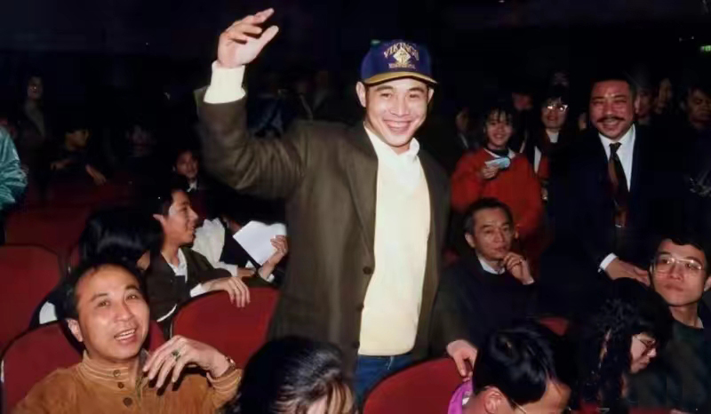 被黑道胁迫拍照等事件就发生在这个时期,从而激起香港电影人斗志,开始