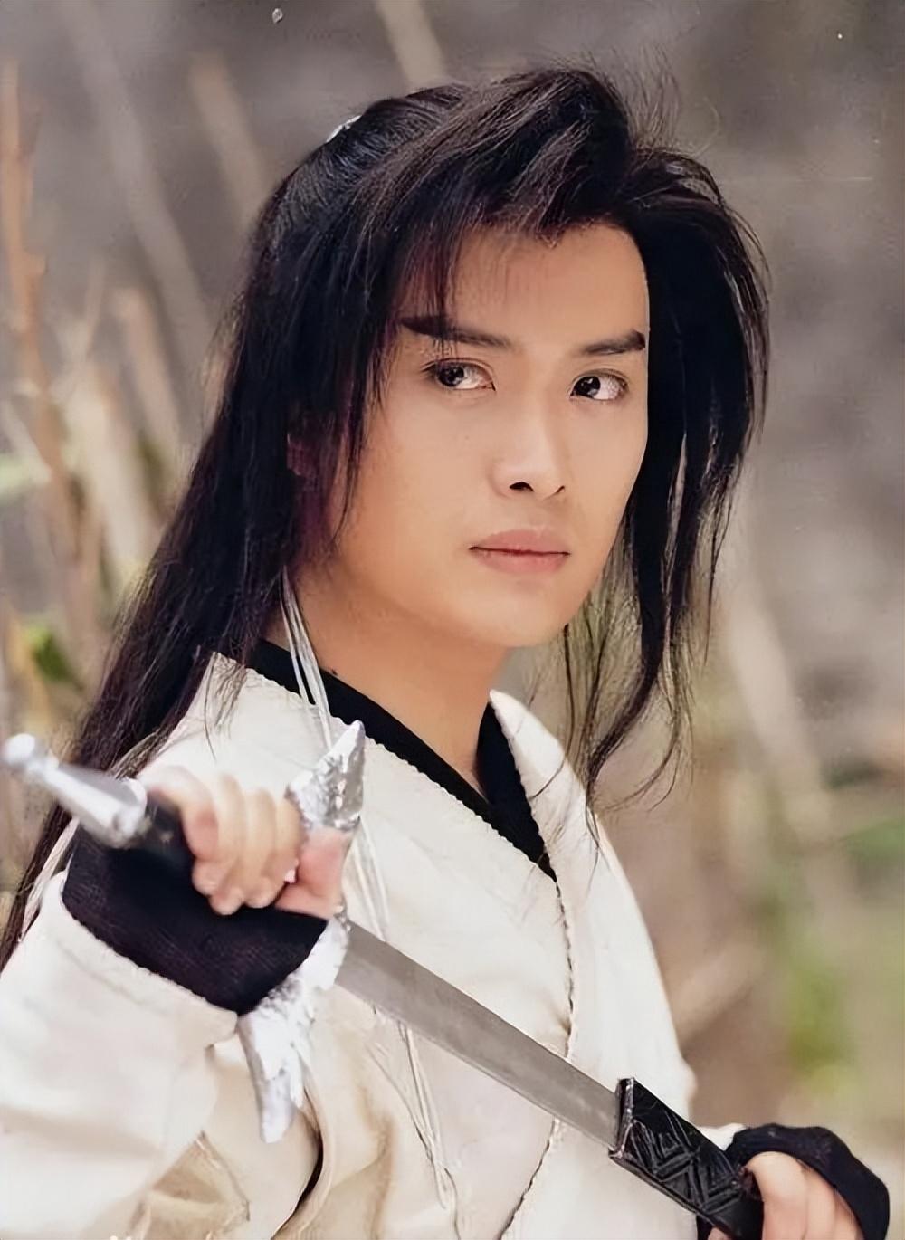 "望着身着礼服的闫妍,她那婀娜的身姿和举手投足间的温柔让黄海冰一见