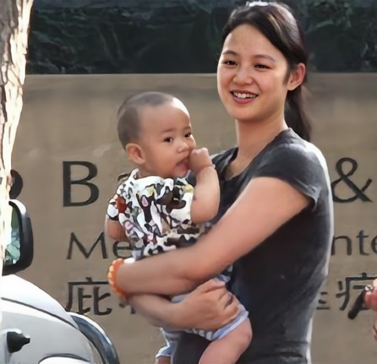 恰巧,姜一郎也回国看望爷爷奶奶,见到周韵,更是一脸的怒气,说她破坏