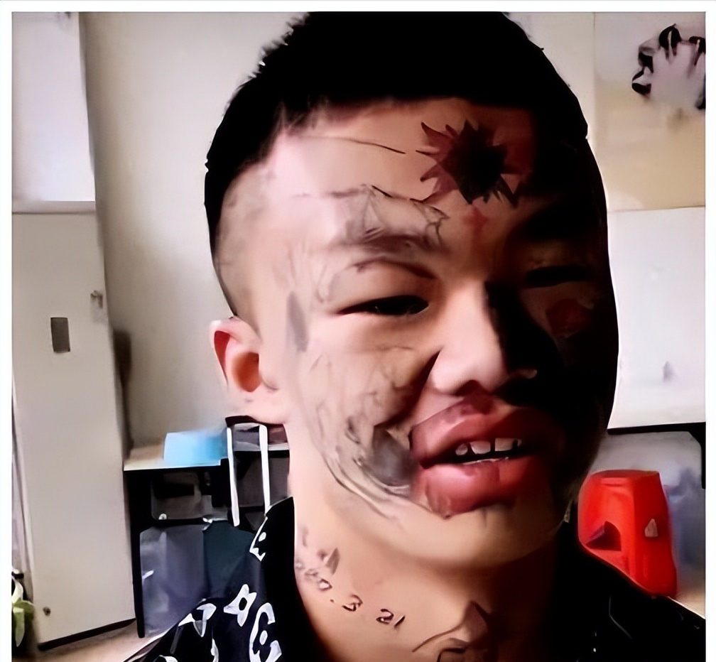 2020年满脸纹身的14岁少年被父亲逐出家门如今怎样了