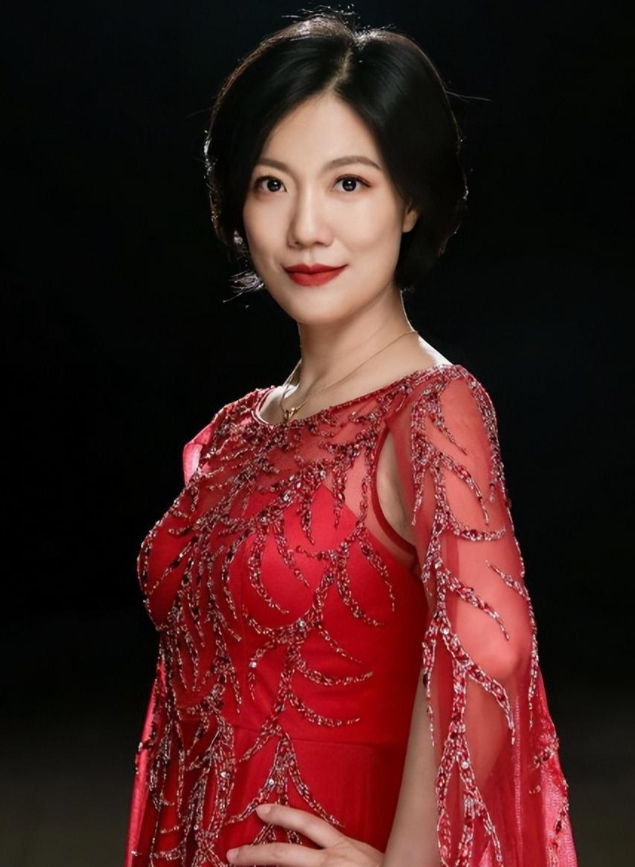 回顾龙婷曾是星光大道冠军受邀参加春晚后为何街头卖唱