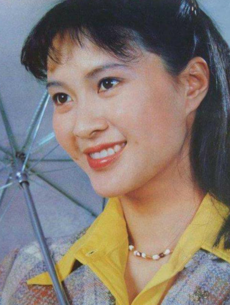 回顾左翎跟丈夫离婚二婚嫁入豪门至今无子如今60岁过得怎样