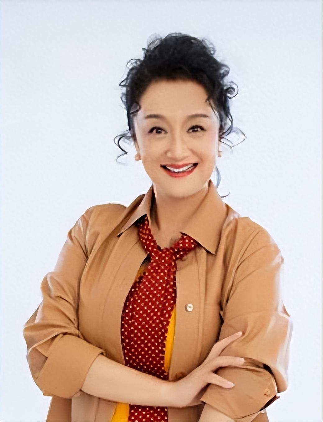 回顾杨昆年轻选丁克潇洒61岁无儿无女每月靠2500生活她后悔吗