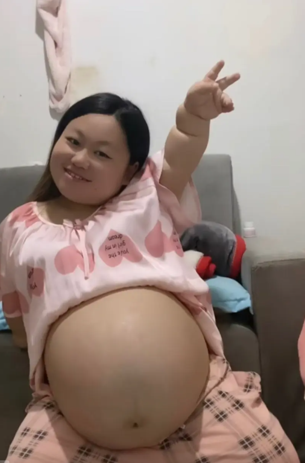 怀孕的小玉2021年12月4日,小玉感觉不舒服,总是恶心想吐,吃饭也没有