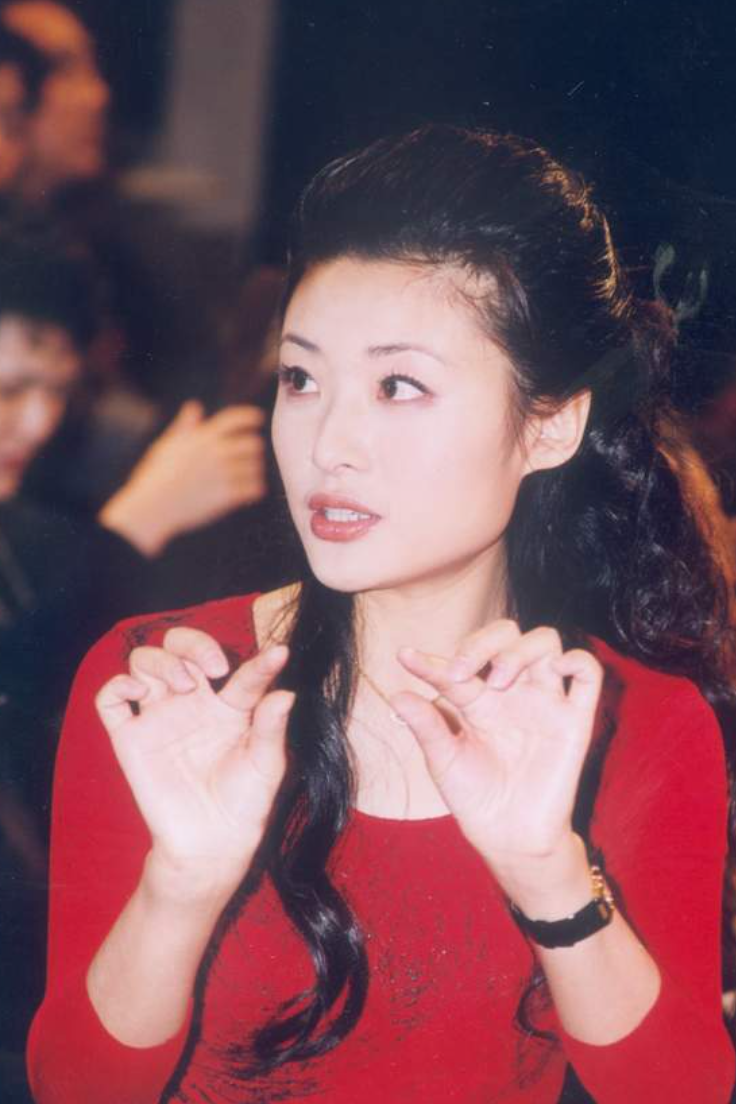 回顾央视主持周涛和初恋离婚后嫁大8岁富豪今一儿一女乐开怀