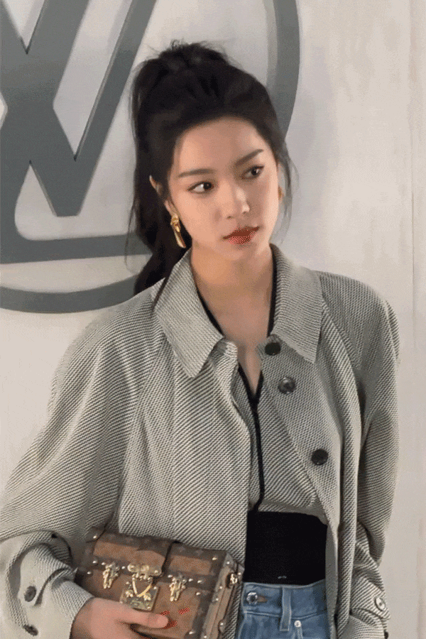 各明星惊艳出席引发网友争执长成这样咱还是别丢人了