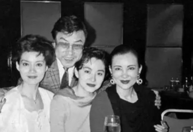 在1989年的时候,就有人说潘虹和美术大师韩美林恋爱.