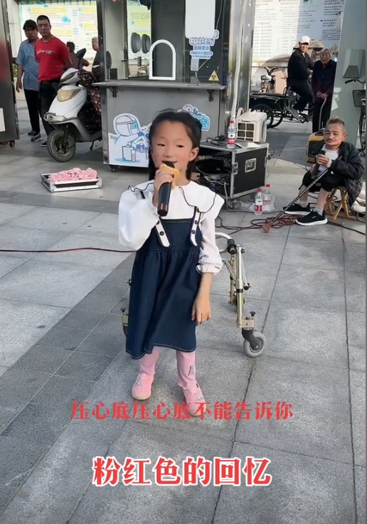 王党带着女儿街头卖艺在王晓凤3岁的时候,王党就开始教她唱歌,并且在