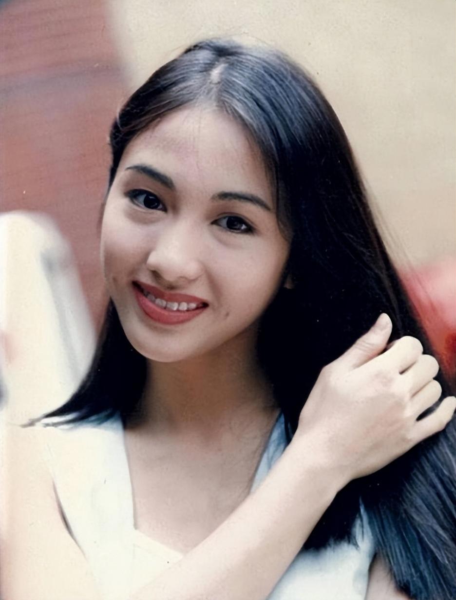 一个是宁愿割腕求爱的黄玉郎,一个是大15岁的残疾富豪马廷强.