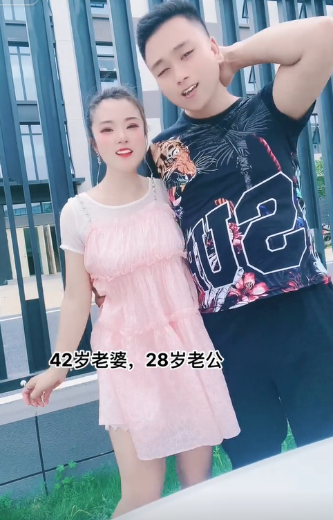 回顾成都43岁女子丧偶后遇见小14岁小男友两人结婚3年拼二胎