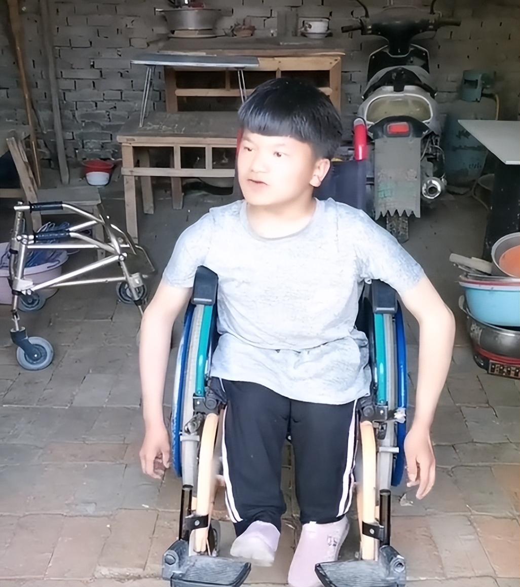 回顾河南大叔王党身高90厘米娶两任美娇妻生下两个瓷娃娃