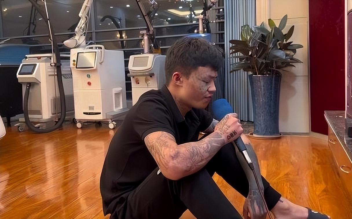 腹部一个"四川战神",手上腿上甚至脸上都布满了花花绿绿的纹身