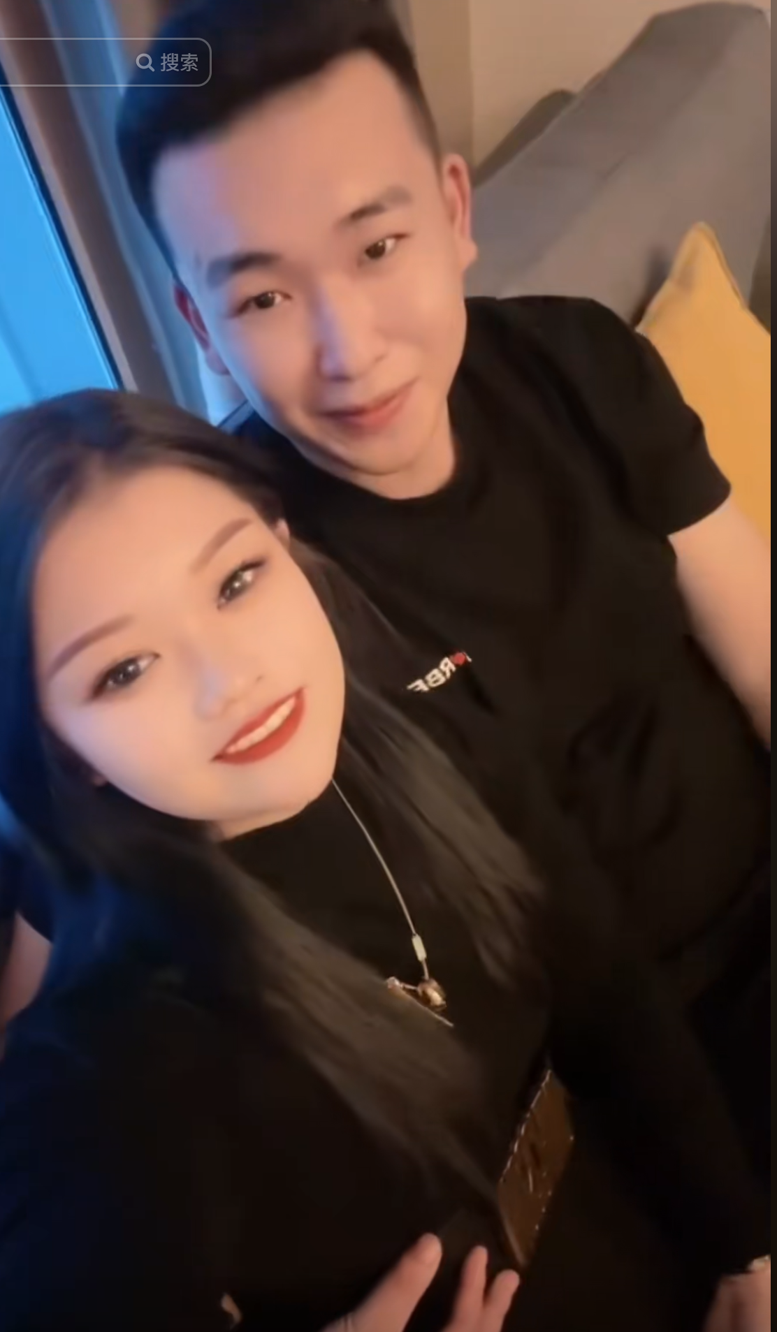 邸琦旺和新女友而且邸琦旺的抖音头像是两本结婚证,再结合他的视频