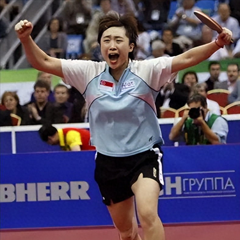 回顾从中国到新加坡再到被抛弃冯天薇成功的背后有哪些辛酸