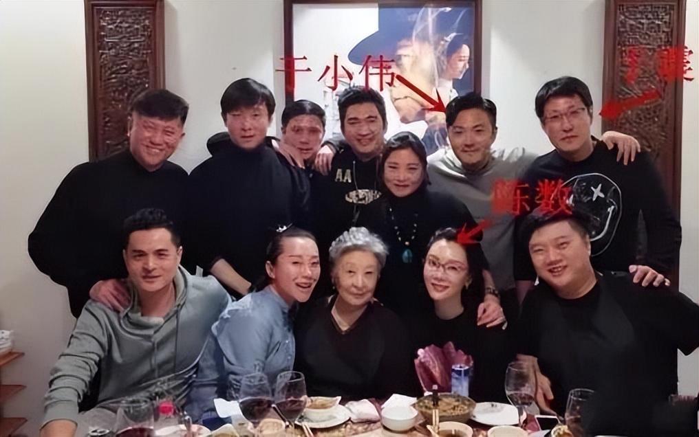 回顾于小伟与高圆圆分手后翻红一个娶妻生子一个高龄产女