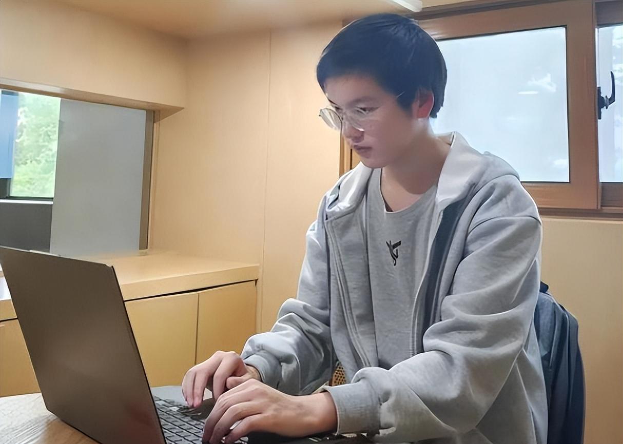 回顾搬砖小伙林万东高考713分被嘲考上清华也没用现在咋样