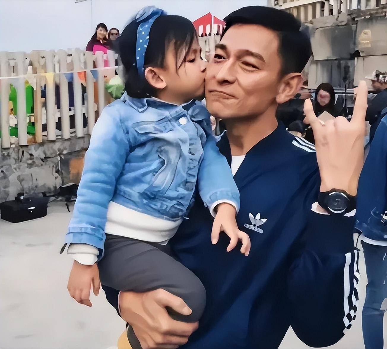 回顾赖文慧一直为刘德华伴舞称得上红颜知己如今41岁仍未婚