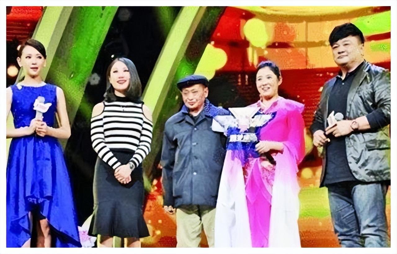 90年重庆光棍捡到女弃婴终生未娶供她读研女孩是如何报答的