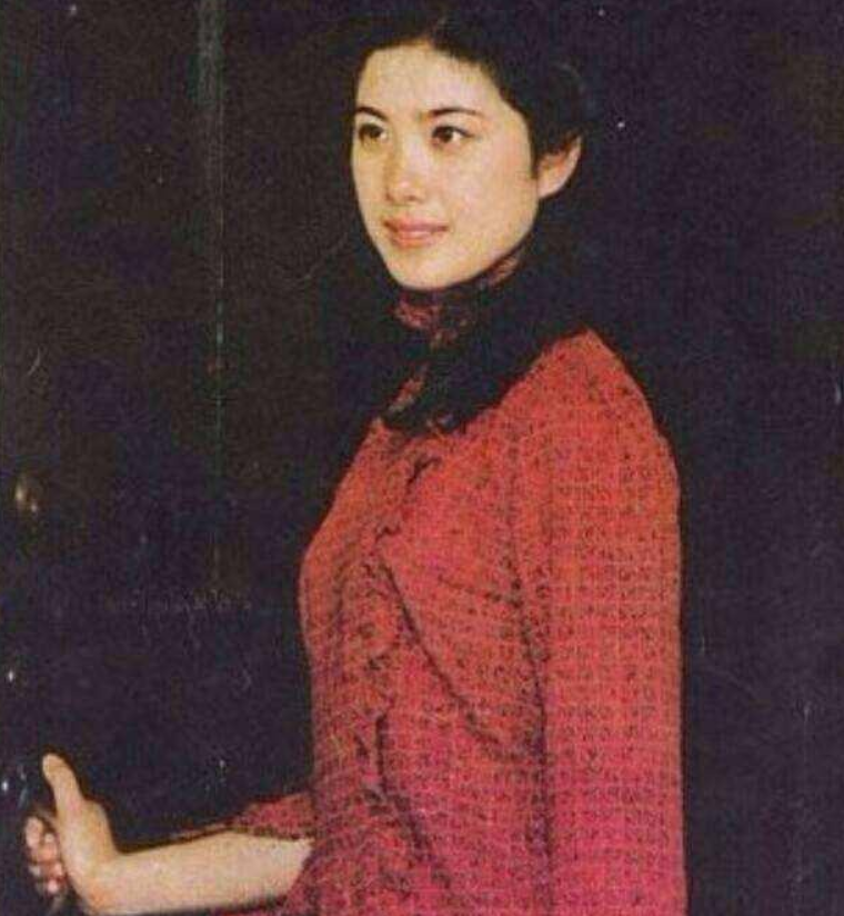 回顾吴玉华婚姻8年丈夫选择丁克转身嫁给画家如今她怎么样了