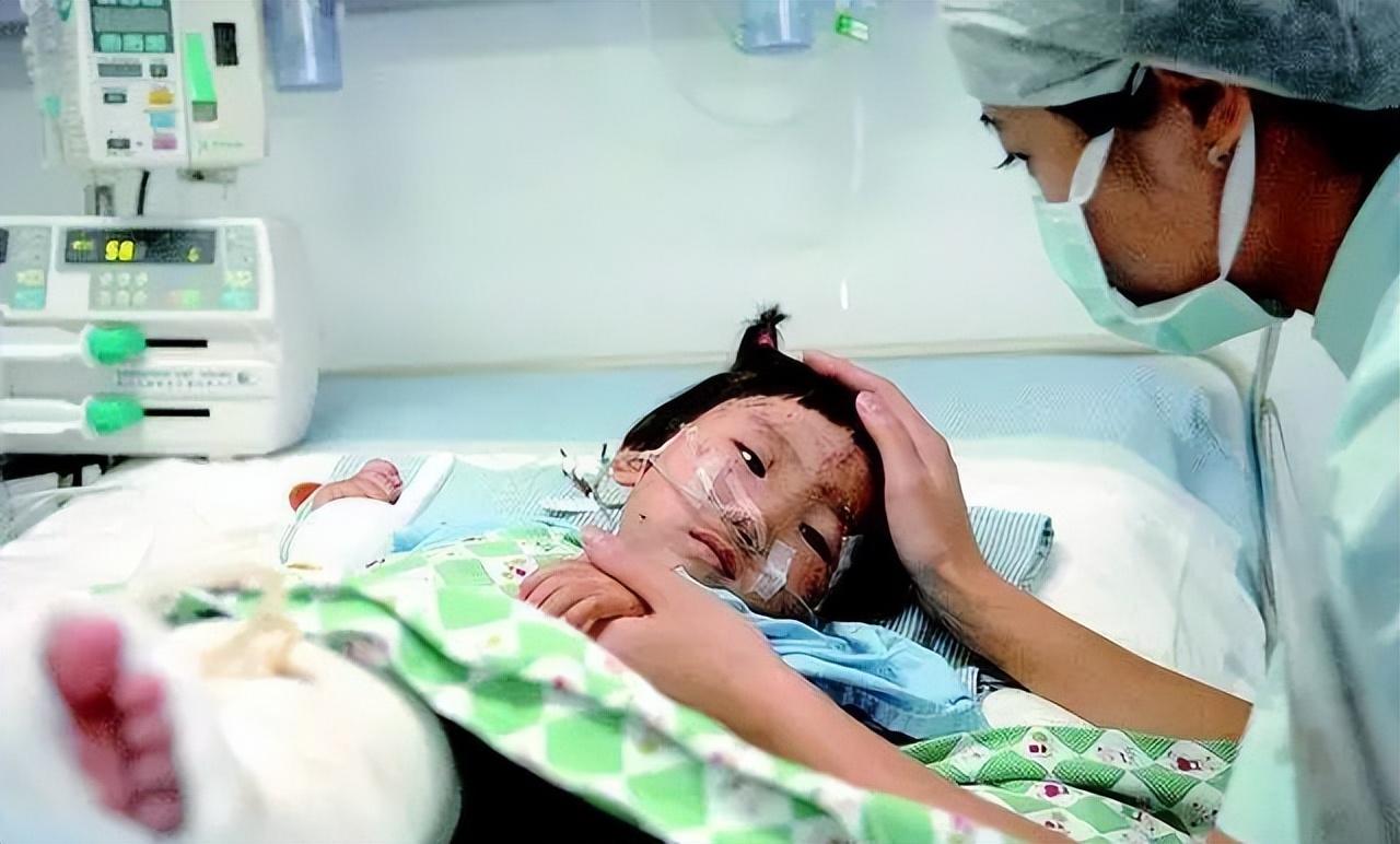 回顾温州动车事故幸存下来的两岁女孩小伊伊如今过得怎样