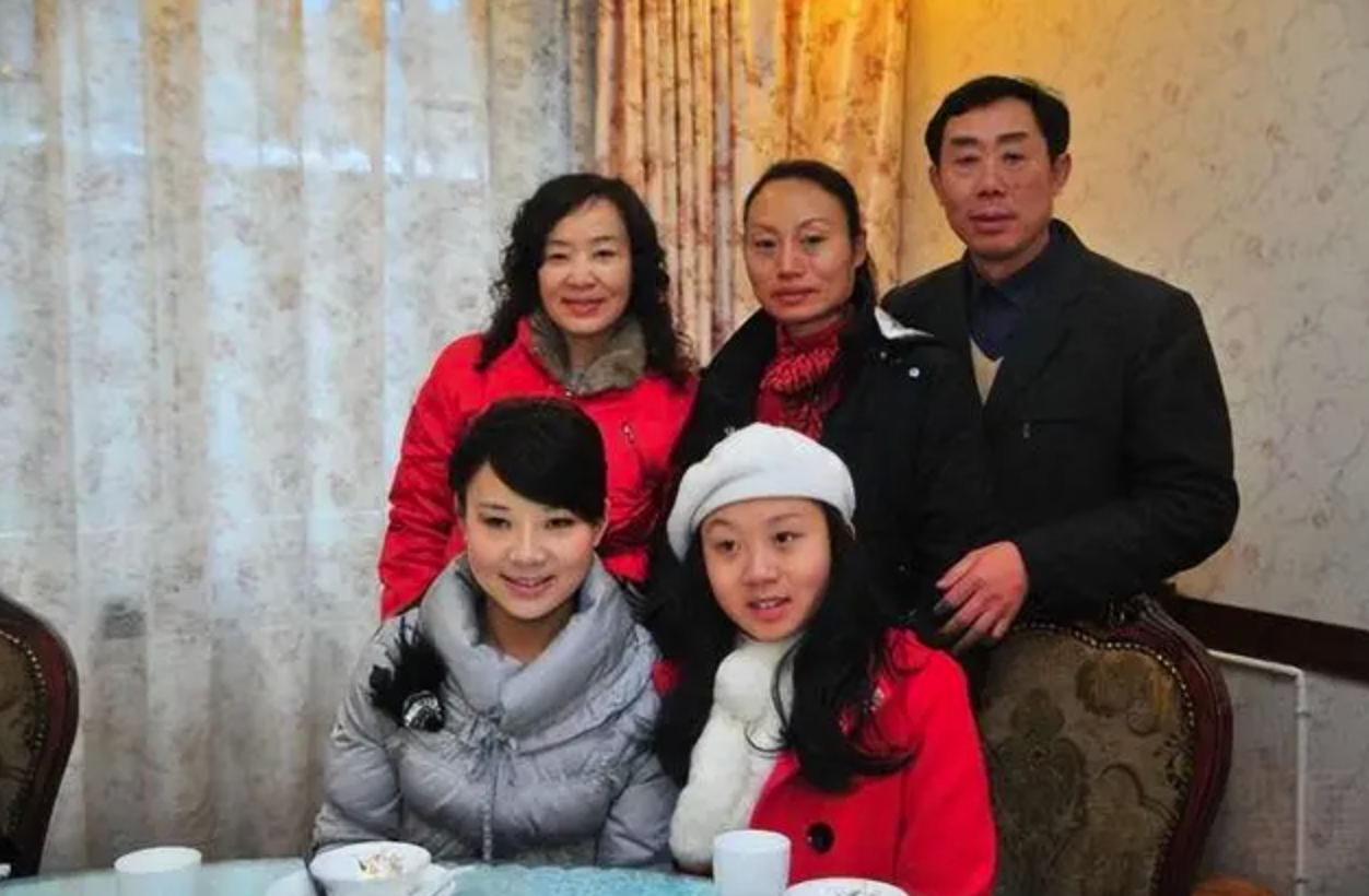 回顾盲人歌手刘赛倒贴2套别墅下嫁到农村军人丈夫愿捐献眼睛