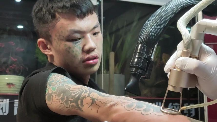 2020年满脸纹身的14岁少年被父亲逐出家门如今怎样了