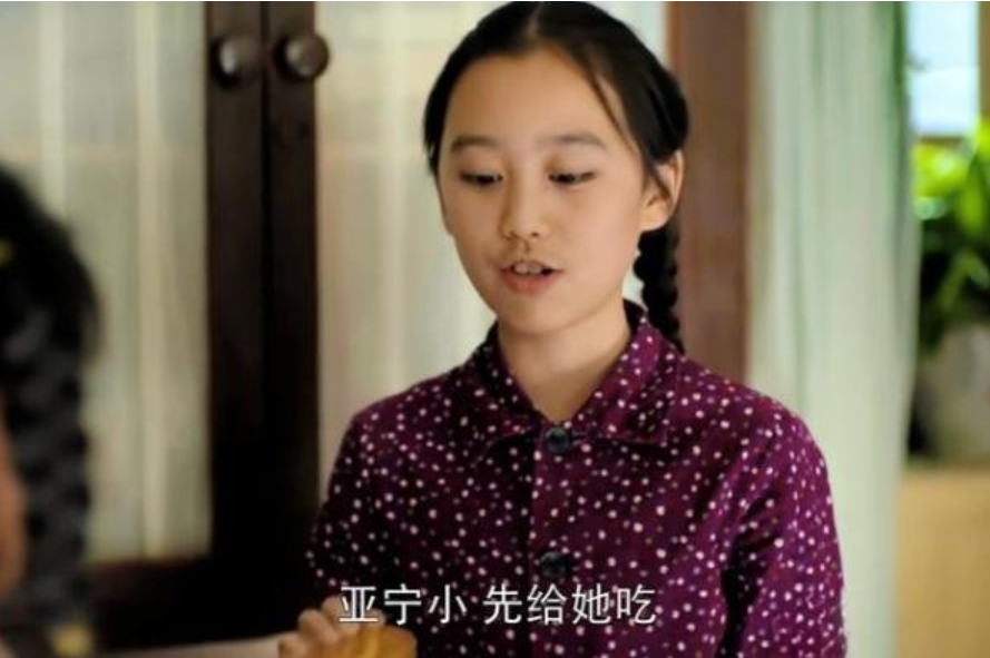 长大之后的江亚菲懂得感恩,她比任何人都爱抚养自己长大的姑姑,对父母