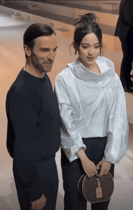 各明星惊艳出席引发网友争执长成这样咱还是别丢人了