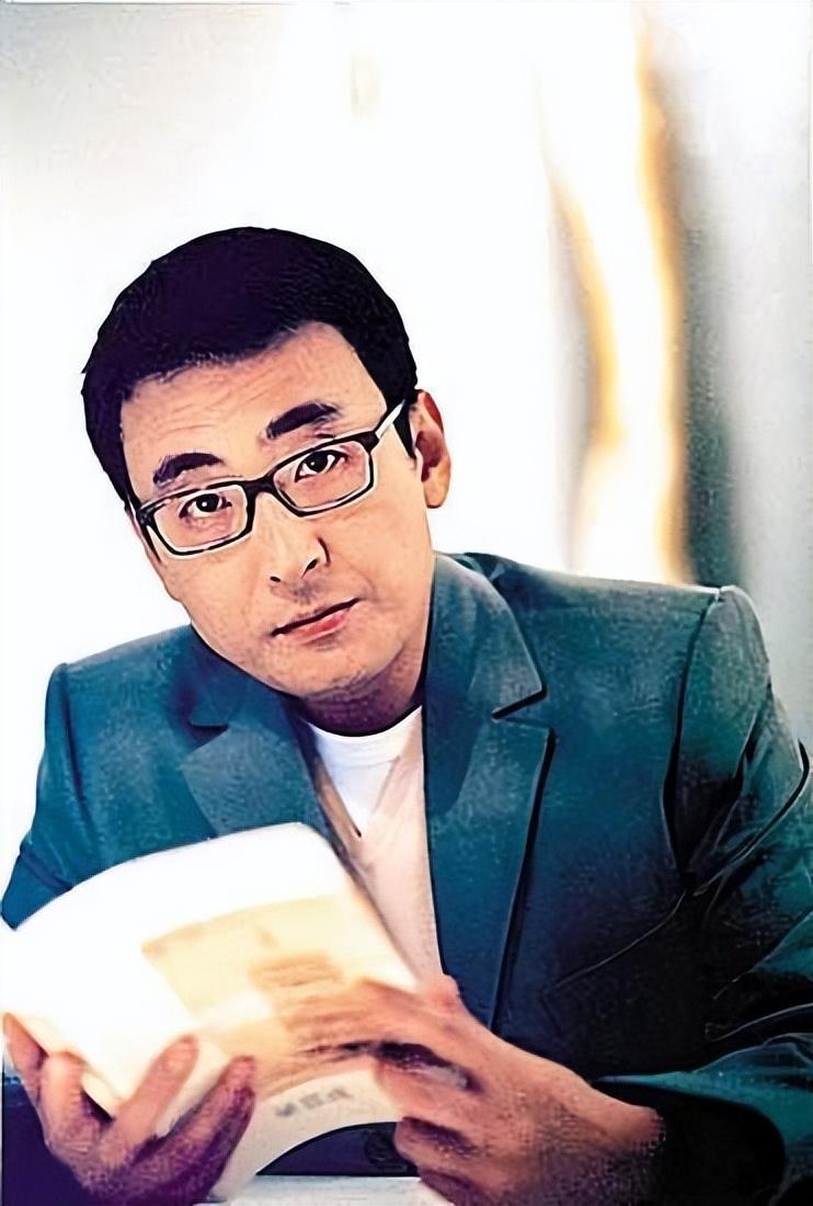 回顾56岁主持人窦文涛:9段恋情至今未婚,他到底在追求什么?