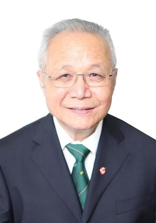 天上飞的战斗机带起的彩烟引起现场人员欢呼,身为我国高空高速歼击机