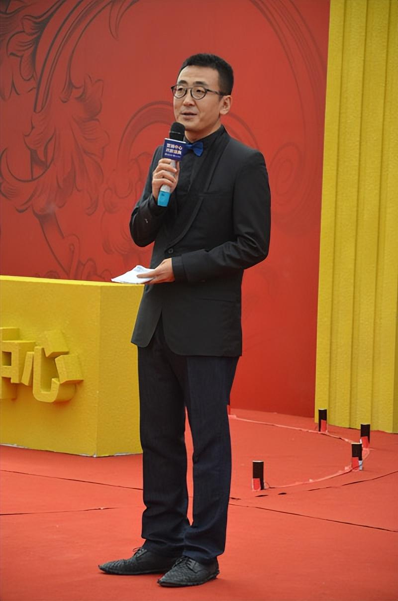 在主持《锵锵三人行》时,窦文涛就曾与节目主编邹倚天,有一些说不清道