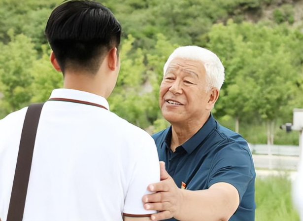 回顾张洪杰三个孩子都啃老他和妻子晚年的抉择打了所有儿女的脸