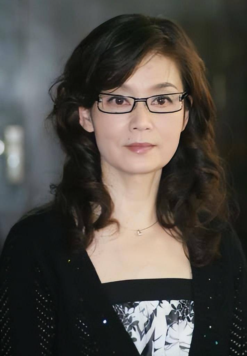 回顾潘虹有过一段失败的婚姻一生无儿无女今69岁有了烦心事