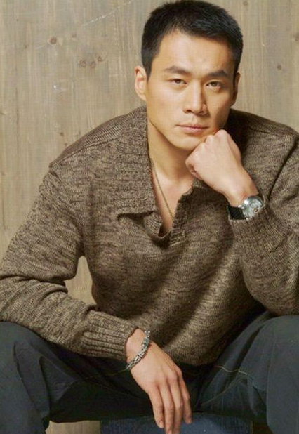 回顾演员丁海峰25岁娶初恋妻子患癌后不离不弃把她当成宝