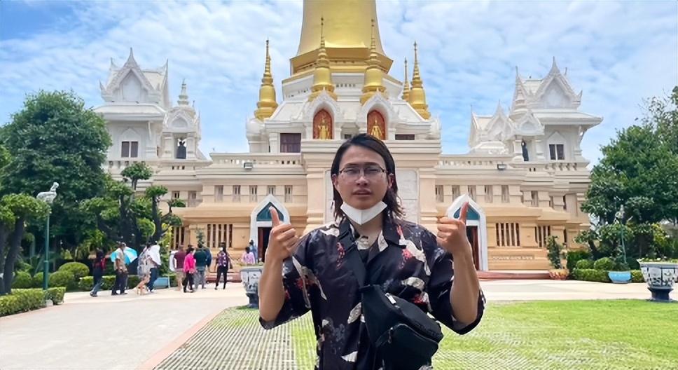 子安他在泰国遇到了一个中国村.